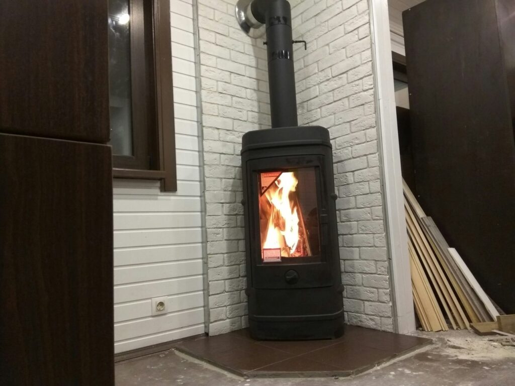 Основное отличие печи-камина с длительным горением от обычного котла