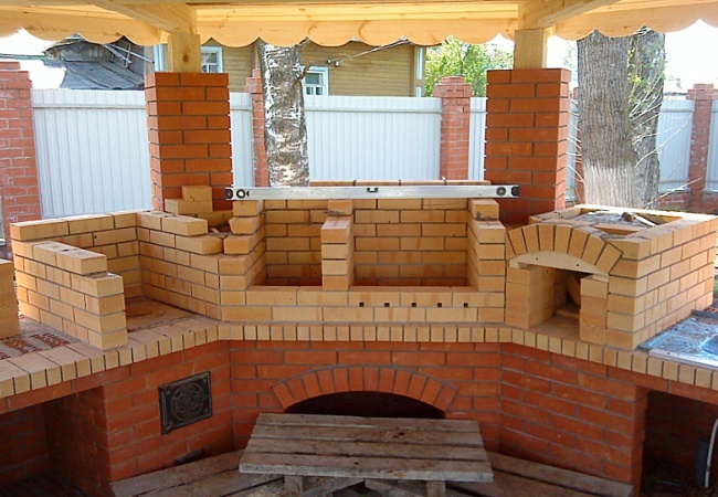 Кладка уличного камина продолжается