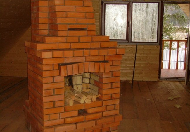 Кирпичное сооружение в дачном доме Кирпичное сооружение на даче