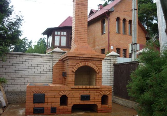 Кирпичное сооружение во дворе